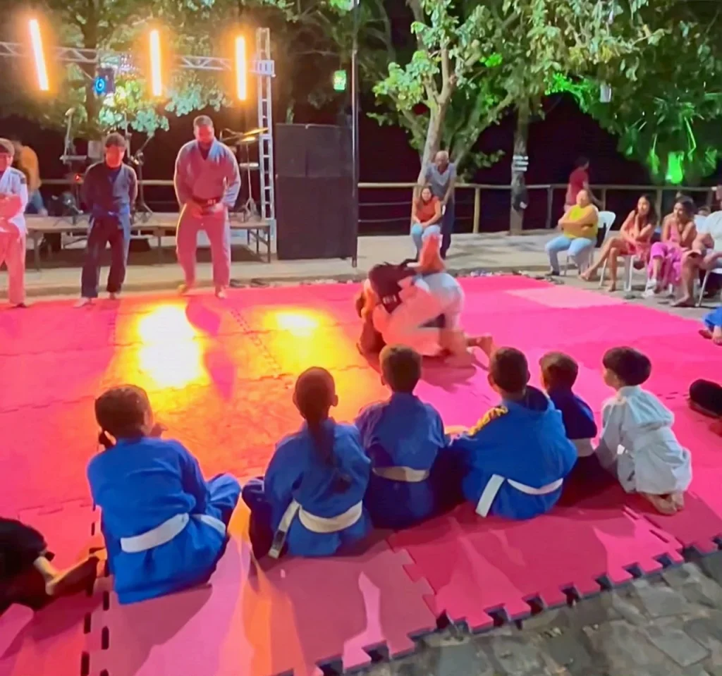 Apresentação do projeto Saúde Veste Kimono e shows musicais movimentam a segunda noite do Férias na Orla em Inhuma