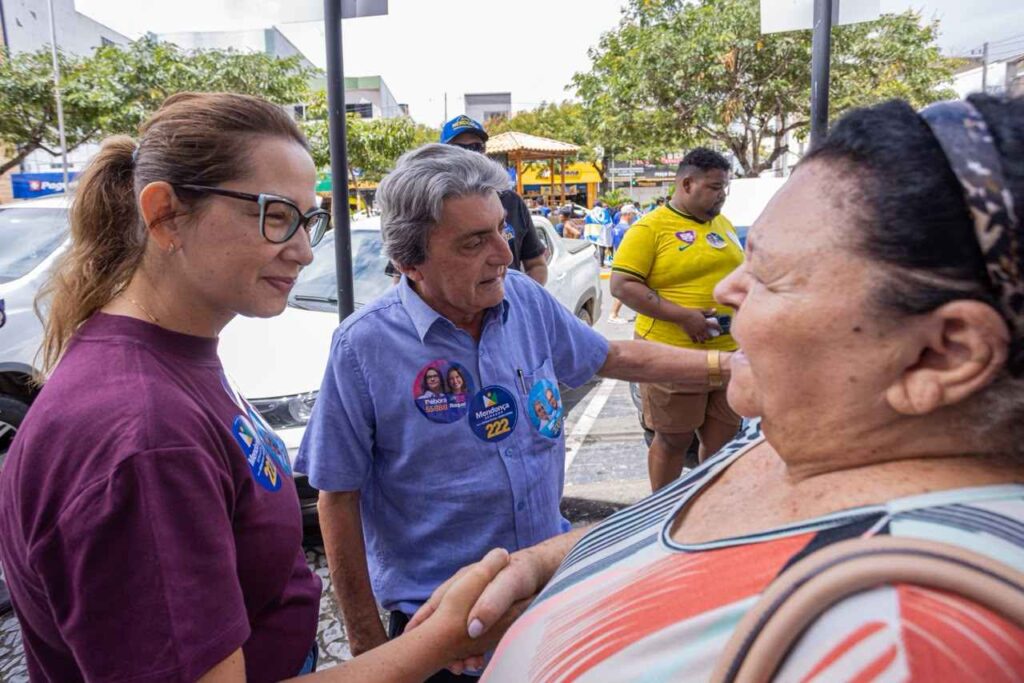 Débora Almeida visita feira livre de Belo Jardim ao lado de Gilvandro Estrela