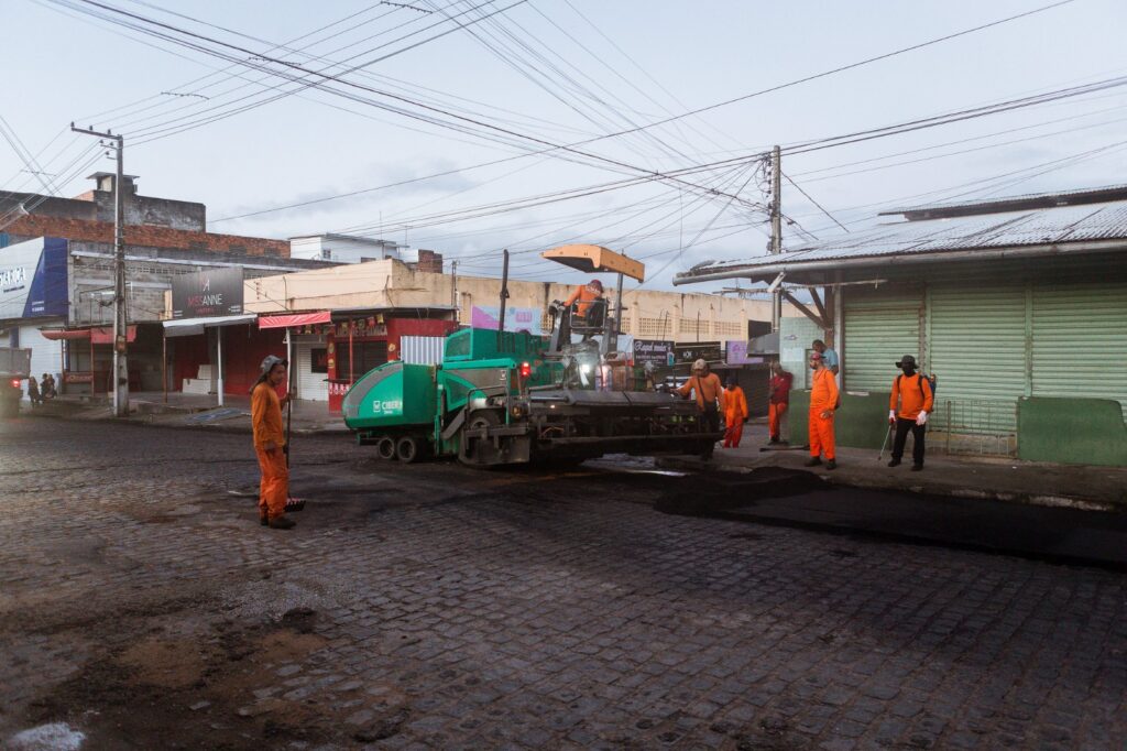Parceria entre Prefeitura e Estado amplia obras de asfaltamento em Caruaru