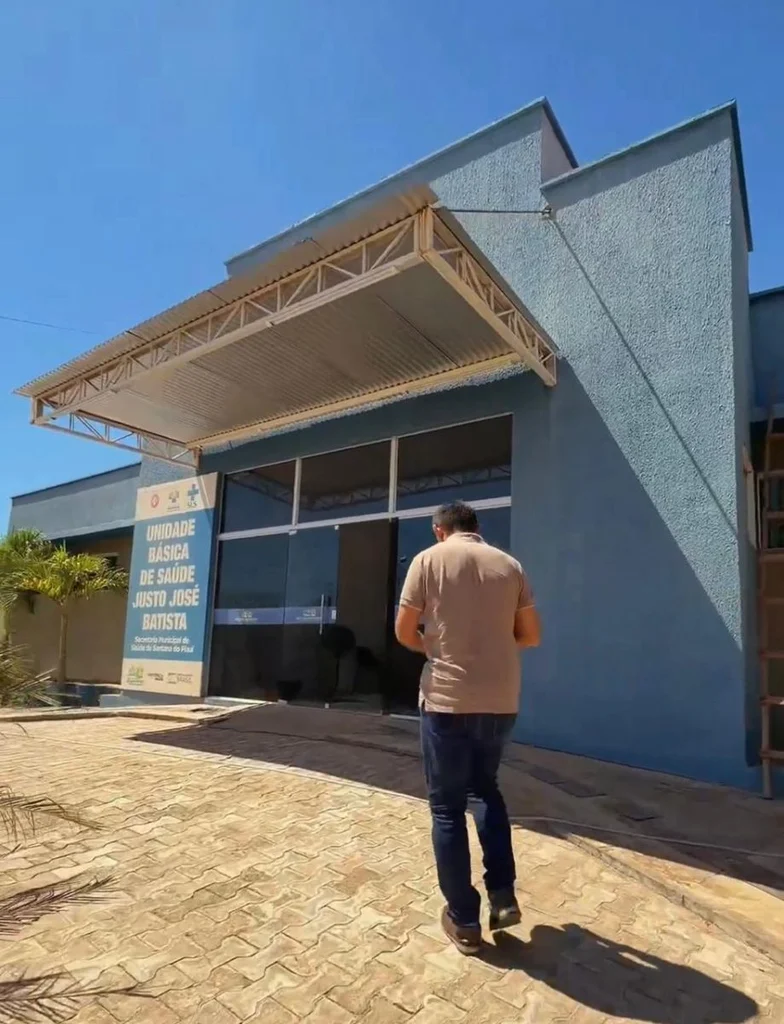 Prefeito Adonaldo Cassiano acompanha avanço na reforma da UBS Justo José Batista em Santana do Piauí