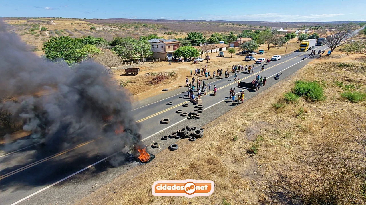 Moradores fecham BR-020 em Francisco Santos e cobram instalação de quebra-molas