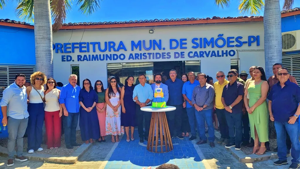 Cerimônia de hasteamento das bandeiras e corte do bolo homenageia os 72 anos de Simões