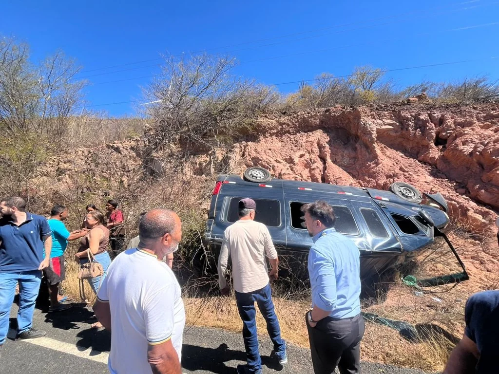Van com cerca de 10 passageiros tomba na Ladeira de Simões